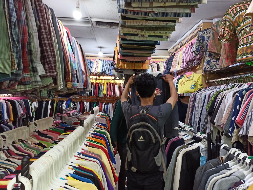 Pasar Baru Dibuka, Pengunjung Padati Toko Pakaian Impor Bekas